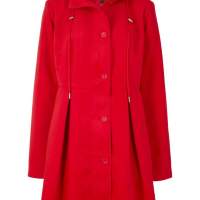 Női kabát kapucnival és vörös redőkkel